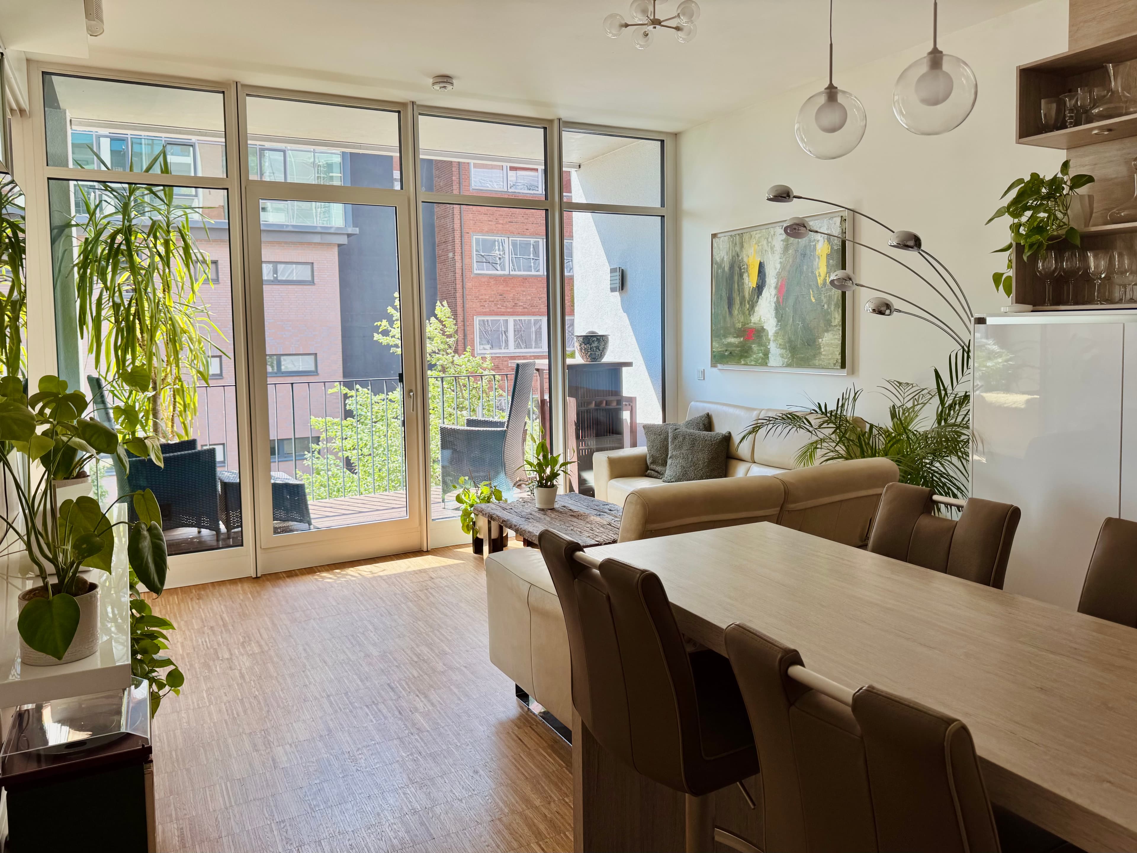 Loggia and glass facade overlooking HafenCity